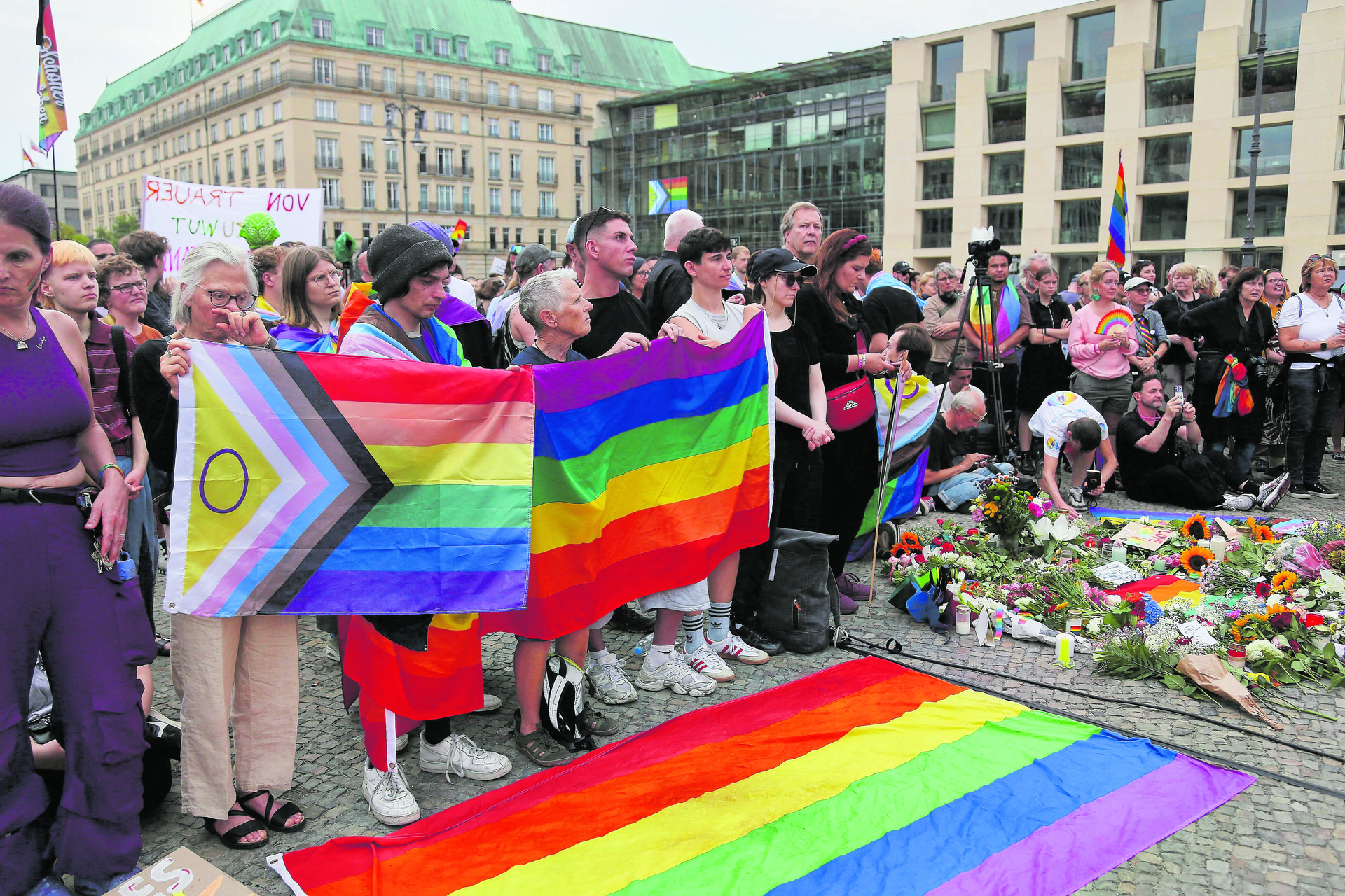 Betroffenheit und Wut bei der queeren Anhängerschaft, die nach dem Attentat beim Christopher Street Day, bei dem ein Opfer zu beklagen ist, demonstriert.
