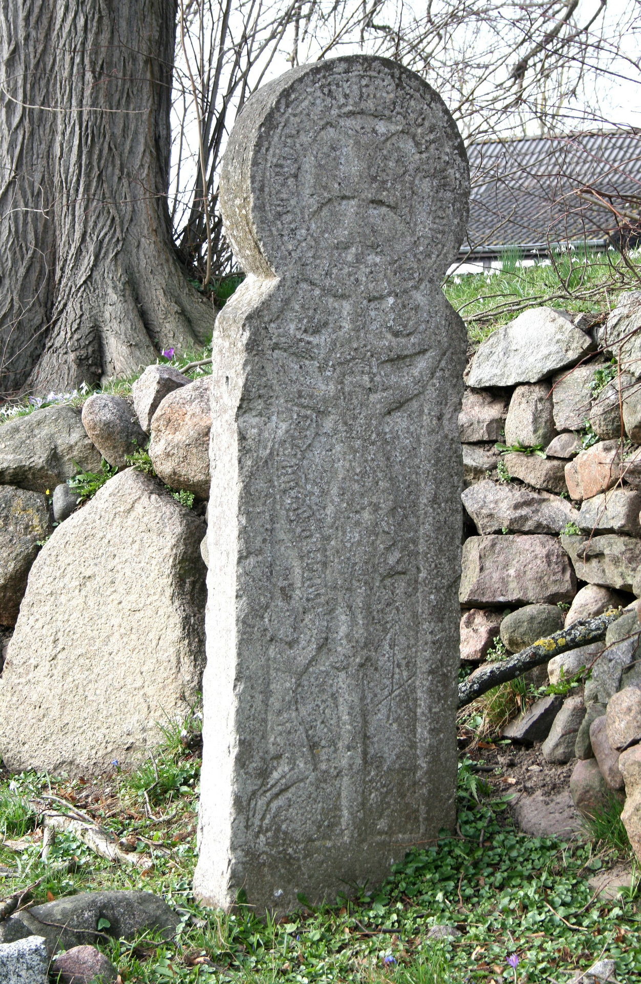 Er erinnert an die fehdenreiche Zeit: Der Sühnestein an der Kirchhofsmauer in Reinberg im Landkreis Nordvorpommern-Rügen
