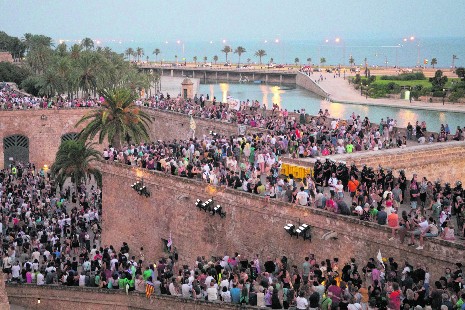 Bis zu 75.000 Menschen marschieren bei einer Demo gegen den Massentourismus durch die Straßen von Palma auf Mallorca