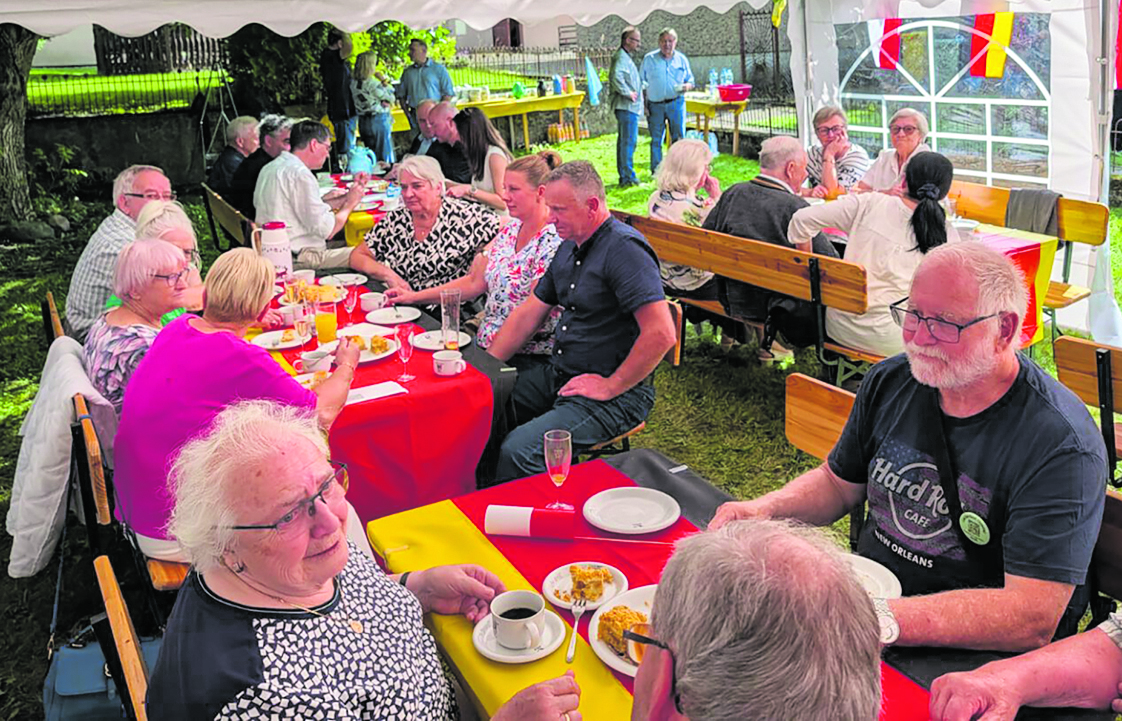 Die Teilnehmer „schabberten“ bei Kaffee und Kuchen im Garten des „Hauses der Heimat“ der Kreisgemeinschaft Goldap