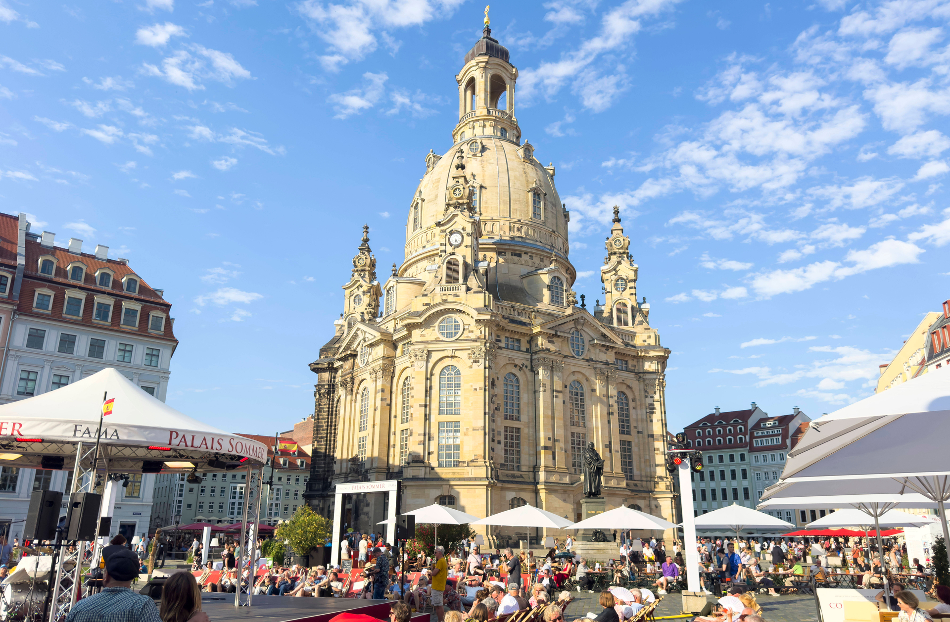 Ist Mittelpunkt der Stadt und steht auch im Mittelpunkt vieler Feste: Die Frauenkirche hier beim Kulturfestival im Juni