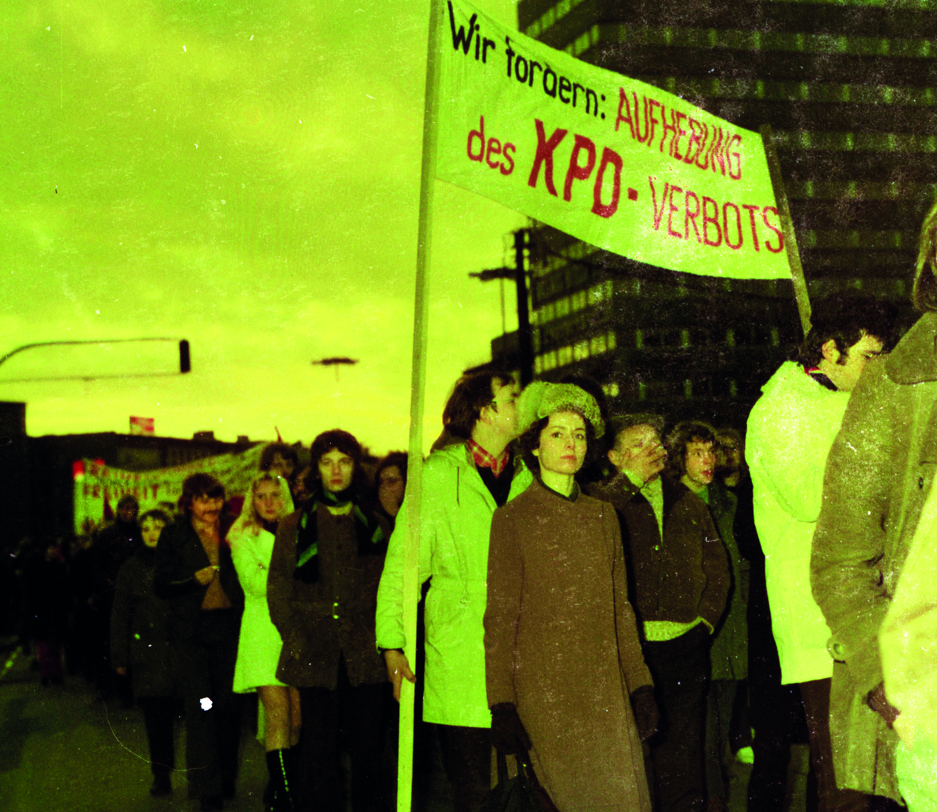 Auch wenn diese Teilnehmer einer Demonstration in den 70er Jahren seine Aufhebung fordern: Das 70 Jahre alte KPD-Verbot vom 17. August 1956 ist nie aufgehoben worden, sondern es gilt nach wie vor