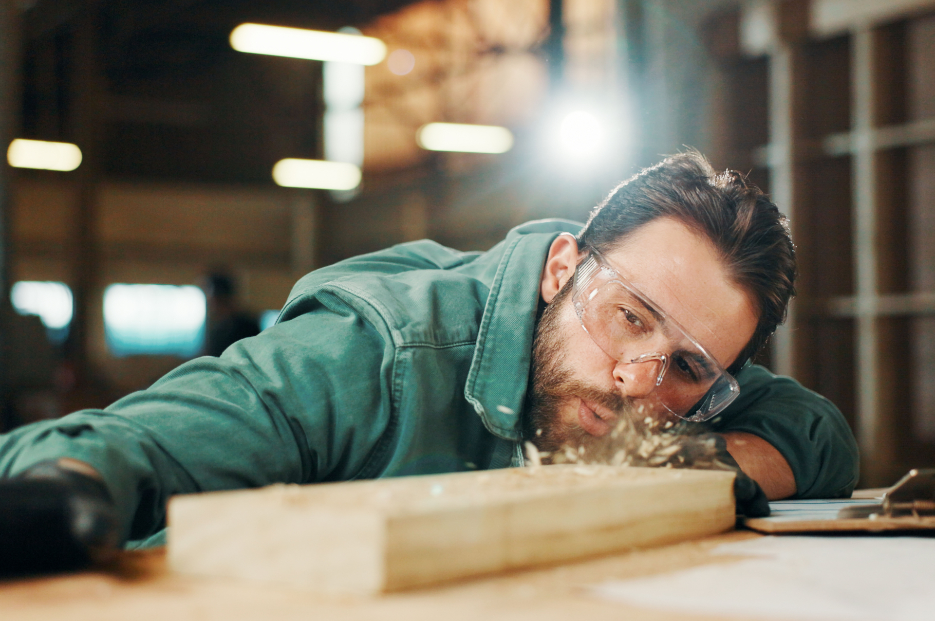 Mehr Arbeitslose, aber Mangel an Fachkräften: Wie geht das?