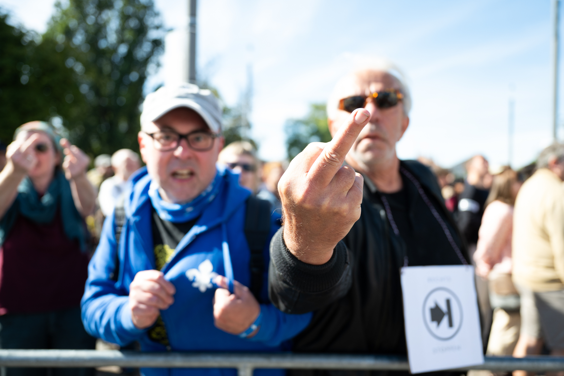 Immer mehr enttäuschte und genervte Bürger zeigen der politischen Mitte den Mittelfinger – viele von ihnen wenden sich den Rändern links und rechts zu