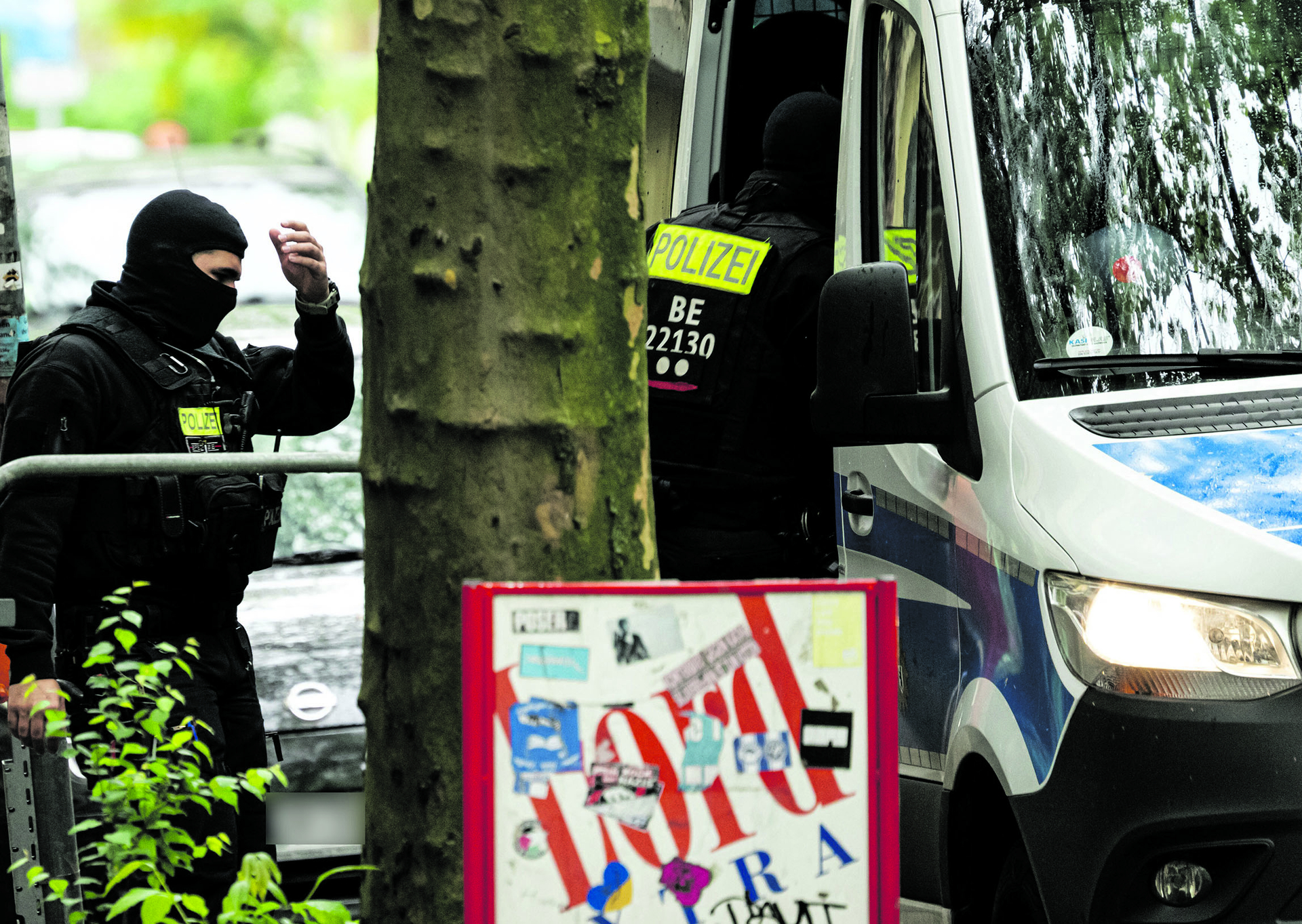Polizeibeamte auf dem Sprung