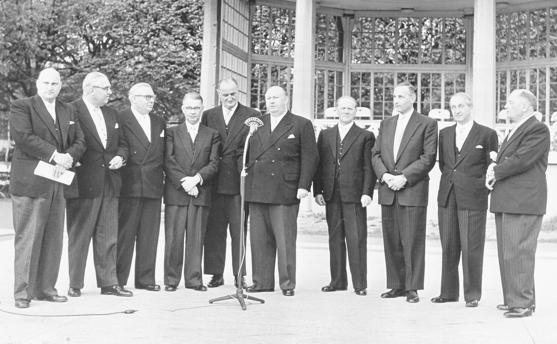 Ein Höhepunkt in der Geschichte der Deutschen Partei: Ihr gerade zum niedersächsischen Ministerpräsidenten gewählter Parteivorsitzender Heinrich Hellwege (am Mikrofon) kann sein Kabinett vorstellen, zu dem auch der ebenfalls der DP angehörende Justizminis