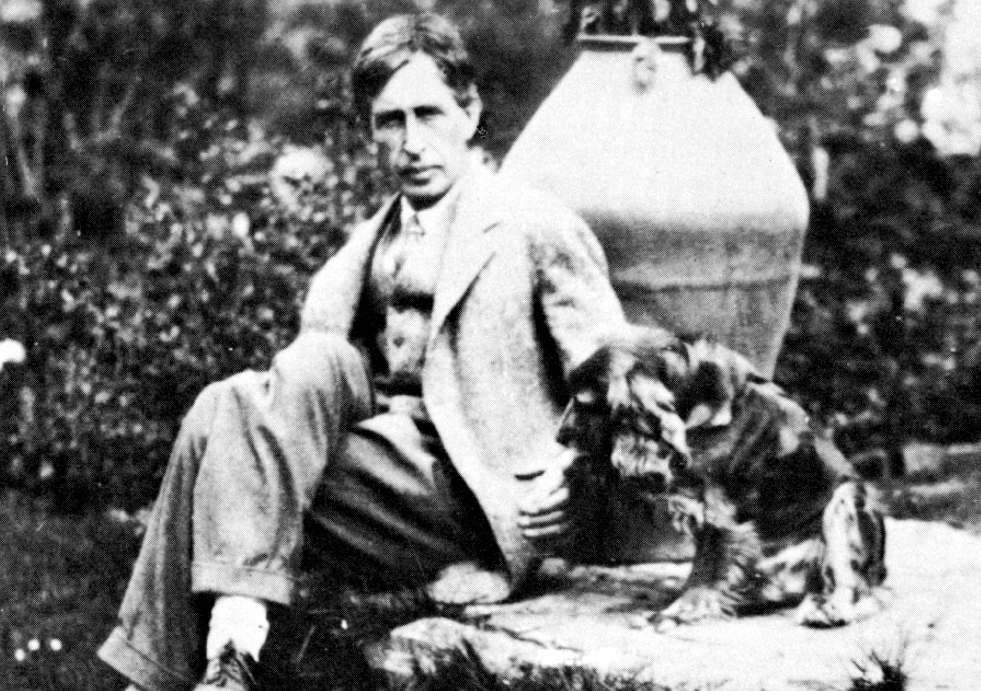 Herr und Hund: Leonard Woolf setzt in seinem Garten von Monk’s Haus seine Rolle des fürsorglichen Gebieters als Tierhalter fort