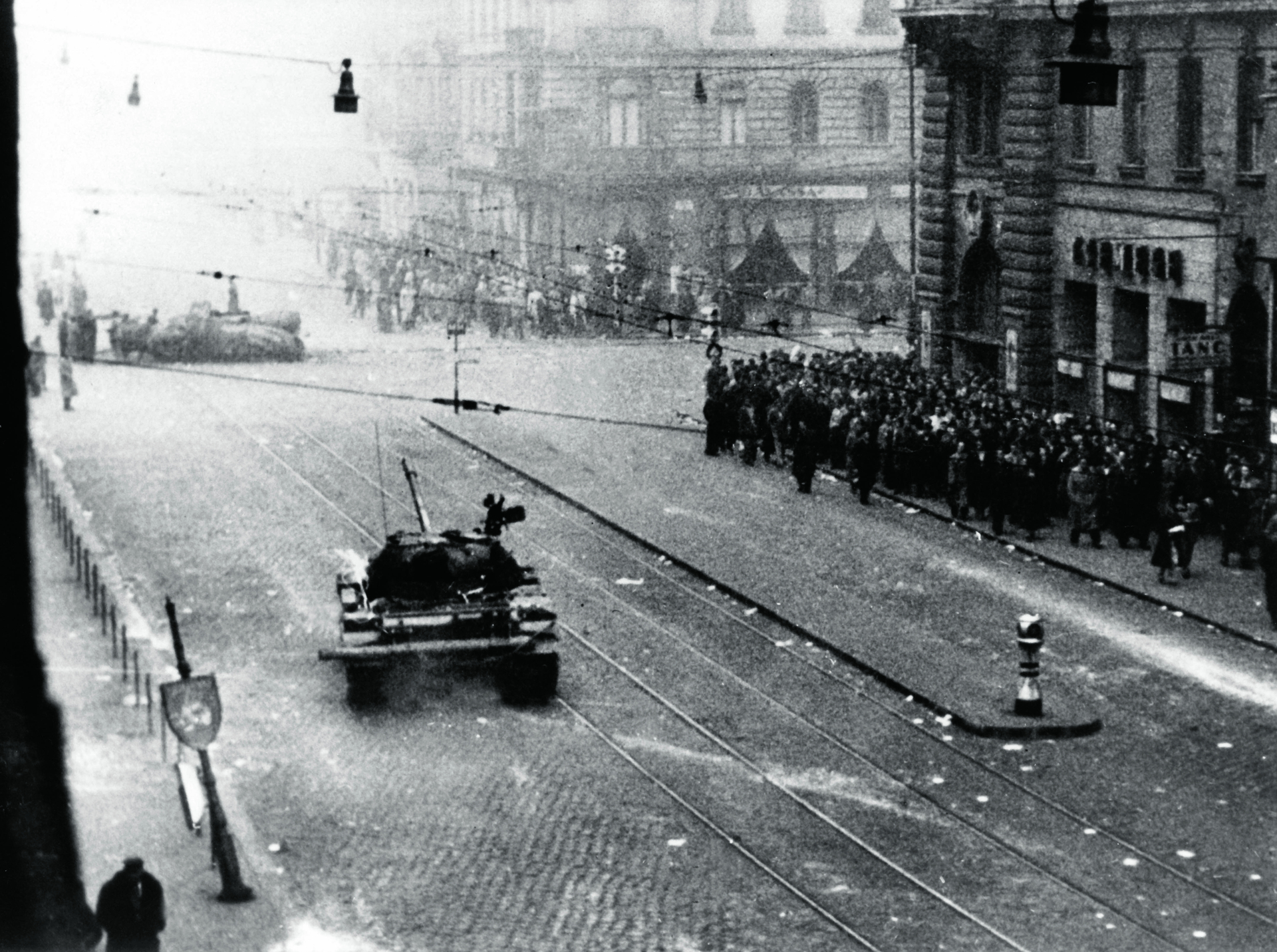 Ohne Rücksicht auf Verluste: Sowjetische Panzer kreuzen im November 1956 durch Budapest, um jegliches Aufbegehren der Bevölkerung schießwütig im Keim zu ersticken