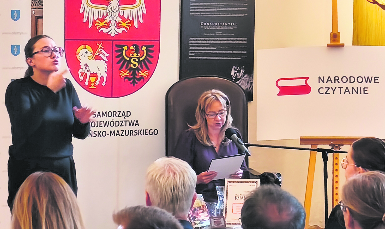 Bei der Eröffnung des diesjährigen landesweiten Lesewettbewerbs: Wiesława Zielinska mit Übersetzung in Zeichensprache