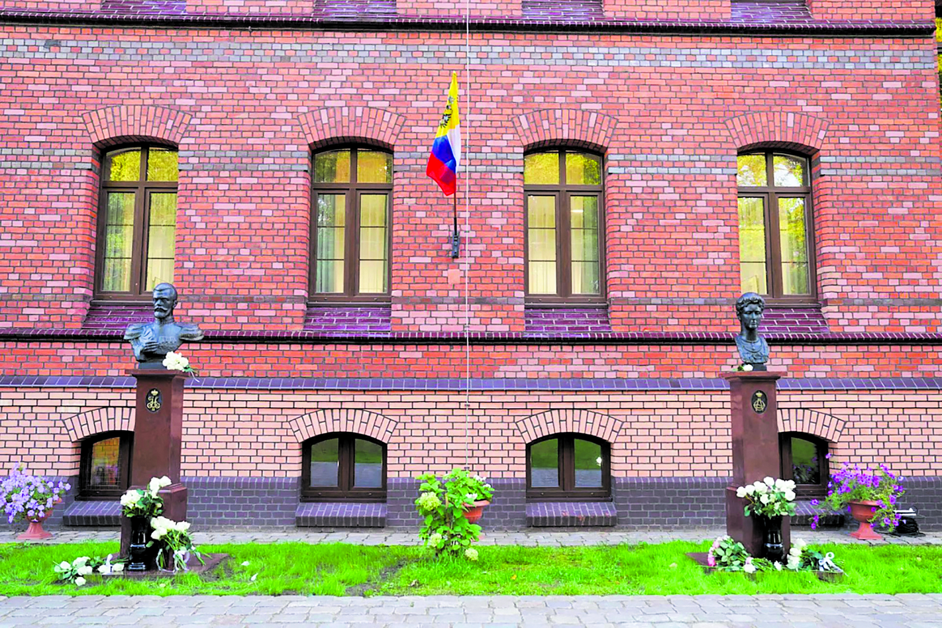 Gumbinnen ist nun um eine Erinnerungsstätte reicher: die neu aufgestellten Kaiserpaarskulpturen vor dem Stadtmuseum