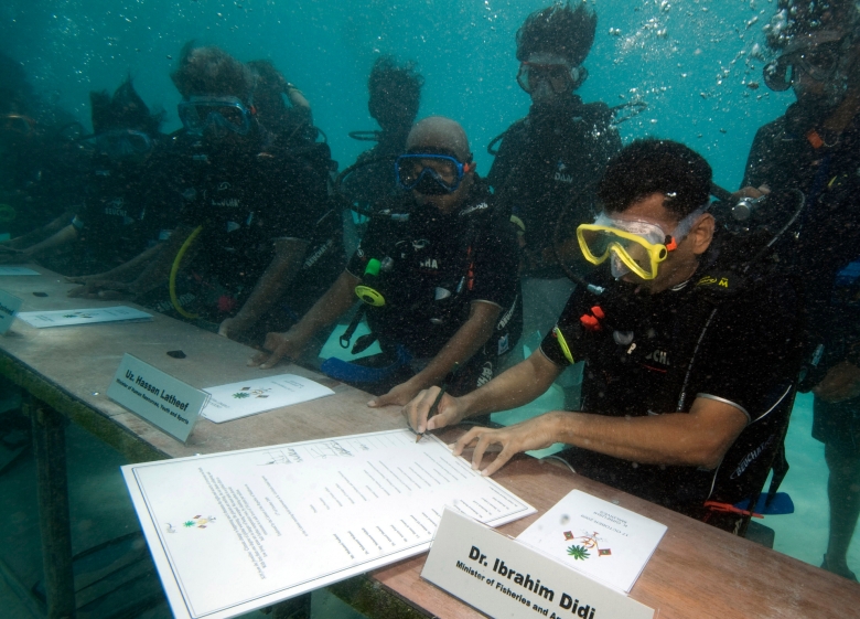 Spektakuläre Inszenierung: 2009 tagte das Kabinett der Malediven demonstrativ unter Wasser 