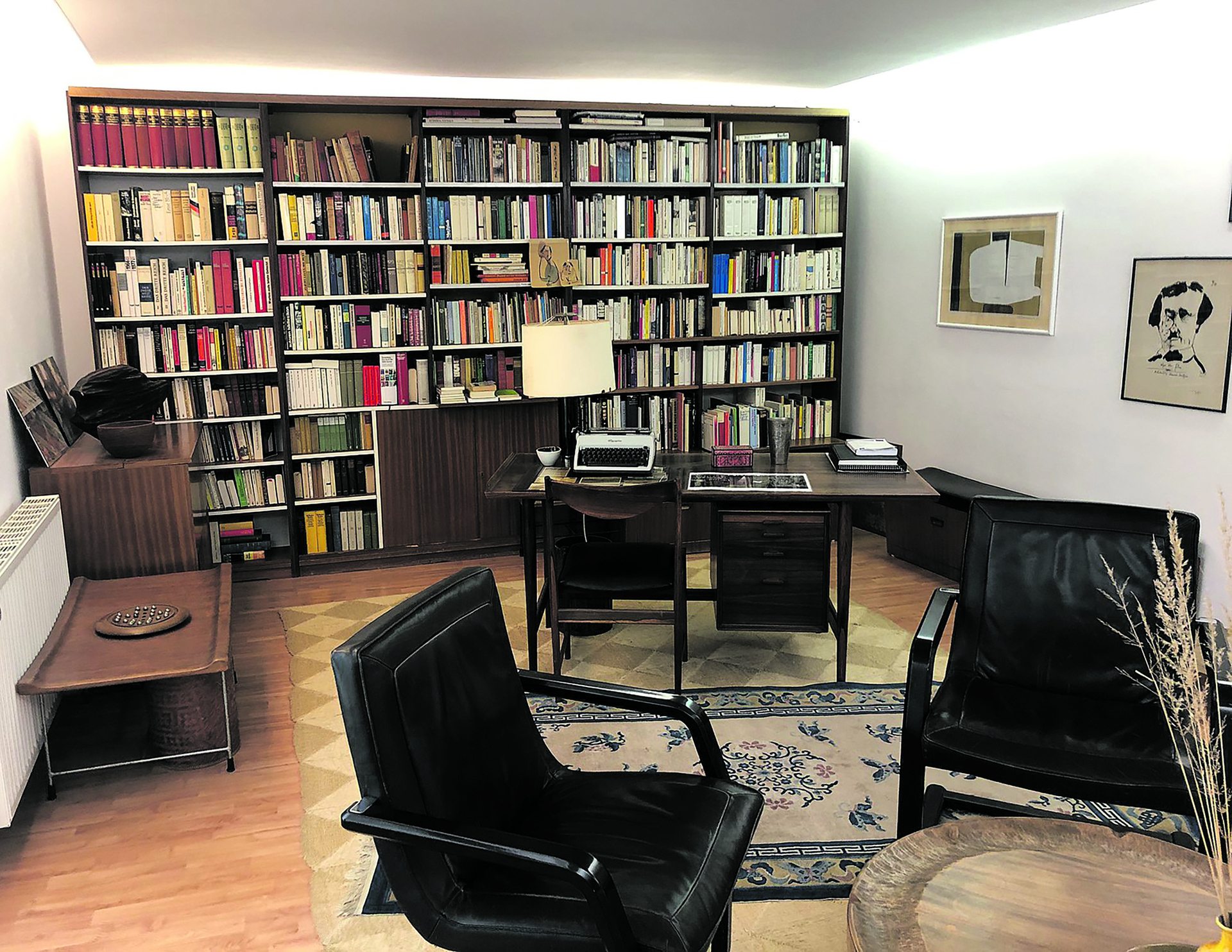 Im Literaturhaus in Bansin: Hier sind das Arbeitszimmer und die Bibliothek Richters zu besichtigen, die seine Witwe nach dessen Tod 1993 der Gemeinde Bansin vermachte. Außerdem wichtige Exponate der Stationen seines Lebens, speziell der Gruppe 47