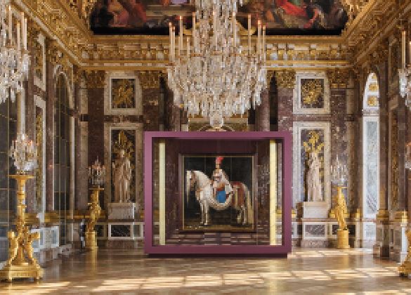 Passt perfekt in den Rahmen: Reiterbild im Spiegelsaal von Schloss Versailles