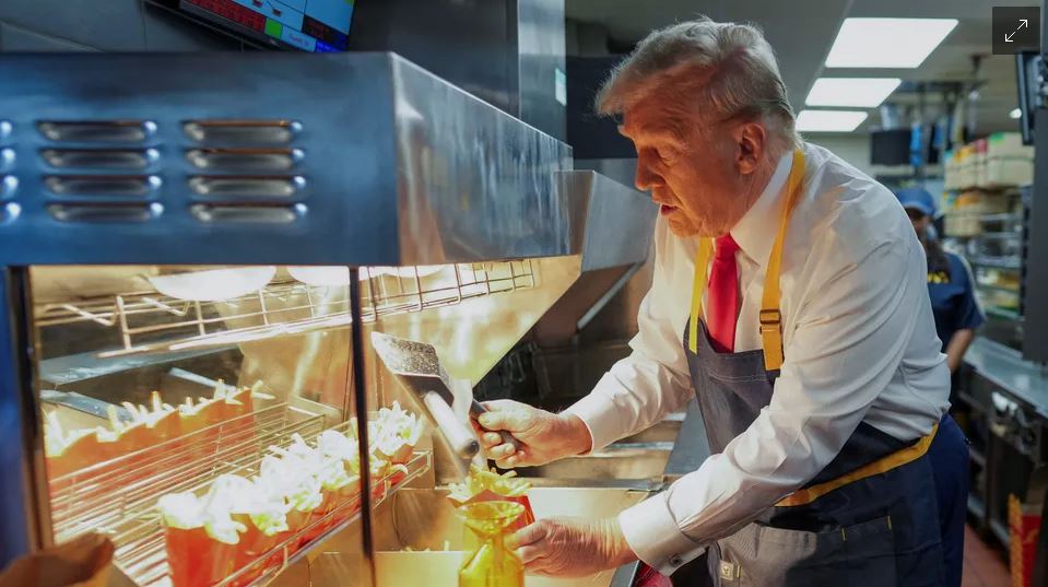 Gab sich für paar Minuten ganz bürgerlich: der Republikaner Donald Trump beim Fritten abfüllen bei McDonalds in Pennsylvania