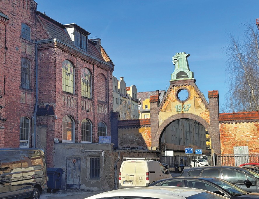 Das ehemalige Betriebsgelände in Stettin in der Turnerstraße 34 [Jagiellońska]. Im Hinterhof erwarten den Besucher gleich zwei Überraschungen: Ein wunderbar restauriertes Wohnhaus im eklektischen Stil und der pommersche Greif, der über der Toreinfahrt zum